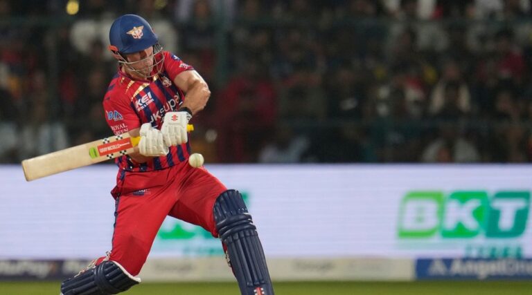 Mitchell مارش کے گولف کردہ اسٹیڈیم کے اندازہ لگاتے ہیں