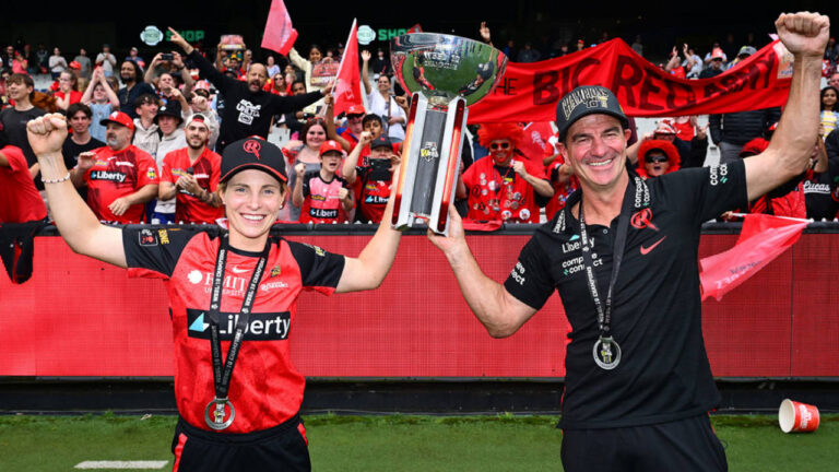 سائمن ہیلموٹ کا میلبورن رینیگیڈز WBBL کوچ کے عہدے سے استعفیٰ