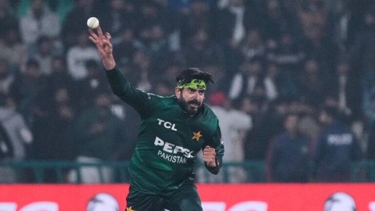 واڑوکشائر نے ٹی 20 بلاسٹ کے لیے عثمان طارق کو سائن کیا